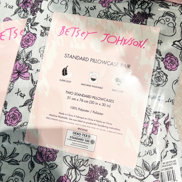 New Betsey Johnson Full Sheet Set with additional pillow cases - Skull Flower XO - Picture 3 of 3